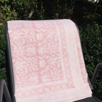 Nappe indienne block print FLORA Rose Poudré de VILLA D’ISSI. Indian Tablecloth FLORA Rose Powder from VILLA D’ISSI
