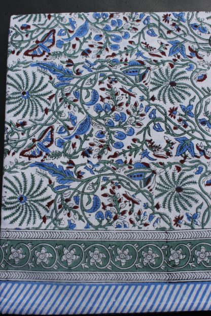 Nappe fleurie CYRIELLE bleue de VILLA D'ISSI, imprimée à la main au block print. Parfaite aussi en plaid ou dessus de lit. Style Bohème Chic.