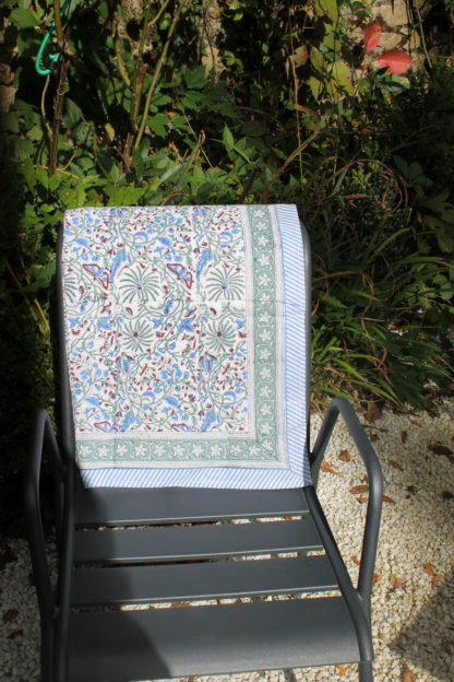 Nappe fleurie CYRIELLE bleue de VILLA D'ISSI, imprimée à la main au block print. Parfaite aussi en plaid ou dessus de lit. Style Bohème Chic.