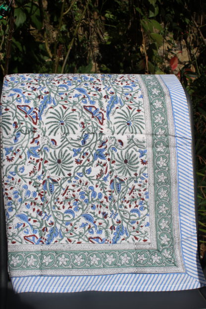 Nappe fleurie CYRIELLE bleue de VILLA D'ISSI, imprimée à la main au block print. Parfaite aussi en plaid ou dessus de lit. Style Bohème Chic.
