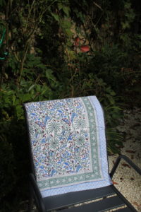 Nappe fleurie CYRIELLE bleue de VILLA D'ISSI, imprimée à la main au block print. Parfaite aussi en plaid ou dessus de lit. Style Bohème Chic.