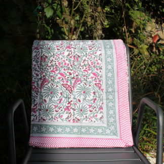 Nappe fleurie CYRIELLE rose de VILLA D'ISSI, imprimée à la main au block print. Parfaite aussi en plaid ou dessus de lit. Style Bohème Chic.