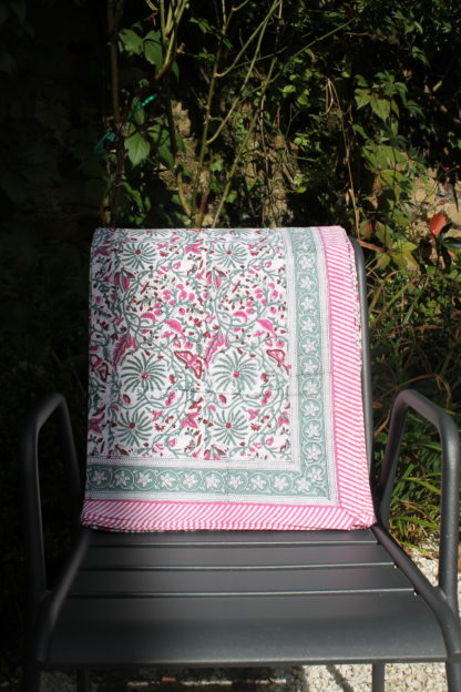Nappe fleurie CYRIELLE rose de VILLA D'ISSI, imprimée à la main au block print. Parfaite aussi en plaid ou dessus de lit. Style Bohème Chic.