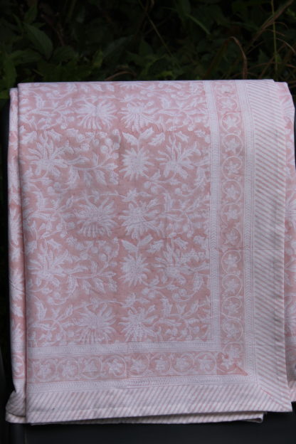 Nappe indienne block print FLORA Rose Poudré de VILLA D’ISSI. Indian Tablecloth FLORA Rose Powder from VILLA D’ISSI
