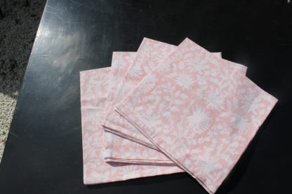 Serviettes de table roses en coton indien imprimé à la main FLORA rose poudré. Napkins FLORA powder pink from VILLA D'ISSI.