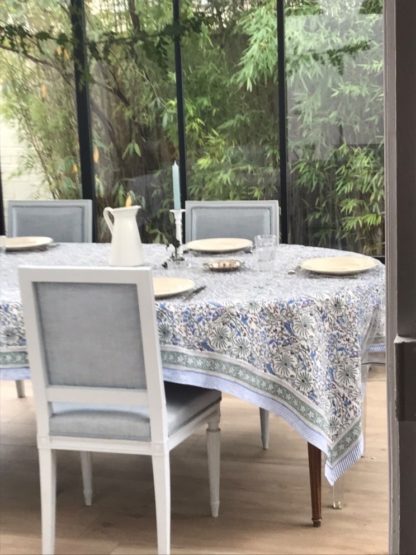 Nappe fleurie CYRIELLE bleue de VILLA D'ISSI, imprimée à la main au block print. Parfaite aussi en plaid ou dessus de lit. Style Bohème Chic.