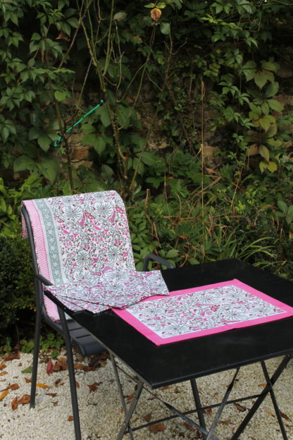 Set de table block print CYRIELLE en coton indien rose et vert de VILLA D'ISSI