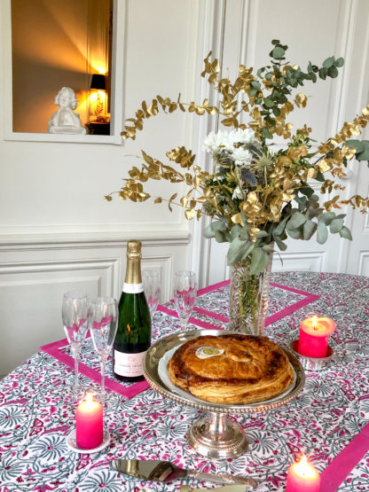 Nappe fleurie CYRIELLE rose de VILLA D'ISSI, imprimée à la main au block print. Parfaite aussi en plaid ou dessus de lit. Style Bohème Chic.