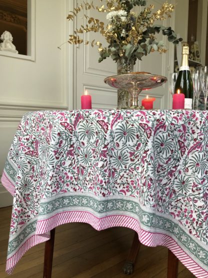 Nappe fleurie CYRIELLE rose de VILLA D'ISSI, imprimée à la main au block print. Parfaite aussi en plaid ou dessus de lit. Style Bohème Chic.