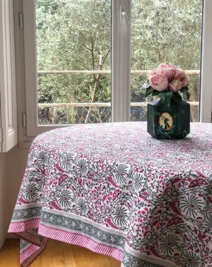 Nappe fleurie CYRIELLE rose de VILLA D'ISSI, imprimée à la main au block print. Parfaite aussi en plaid ou dessus de lit. Style Bohème Chic.