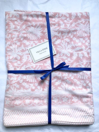 Nappe indienne block print FLORA Rose Poudré de VILLA D’ISSI. Indian Tablecloth FLORA Rose Powder from VILLA D’ISSI