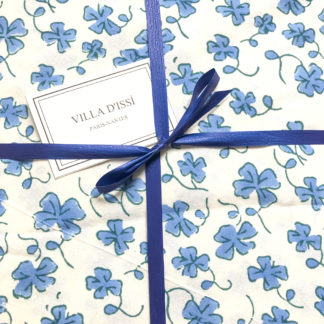 Nappe indienne bleue EUGENIE de VILLA D'ISSI imprimée à la main au tampon de bois ou block print.