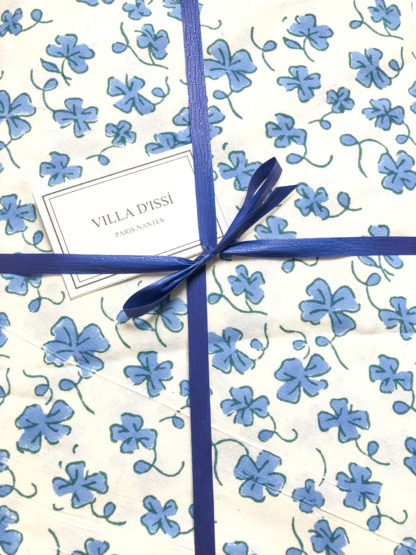 Nappe indienne bleue EUGENIE de VILLA D'ISSI imprimée à la main au tampon de bois ou block print.