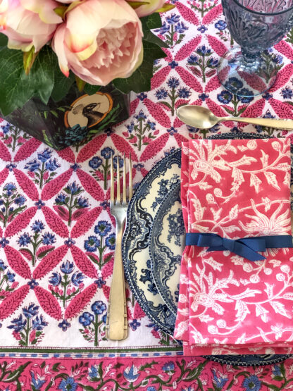 Nappe indienne rose et bleu imprimée à la main au tampon de bois (block print) ARLECCHINO de VILLA D'ISSI