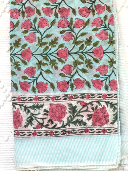 Foulard ou nappe vert et rose GABRIELLE de VILLA d'ISSI, imprimé block print, en voile de coton. Utilisable aussi en plaid et paréo.