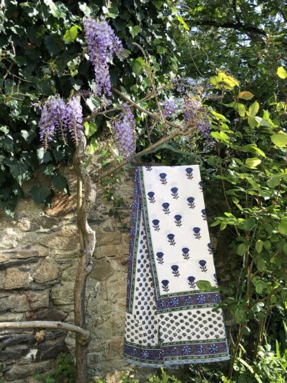 Jolie nappe indienne violet et vert de VILLA D'ISSI, imprimée à la main au tampon de bois (block print). S'utilise aussi sur un canapé ou lit