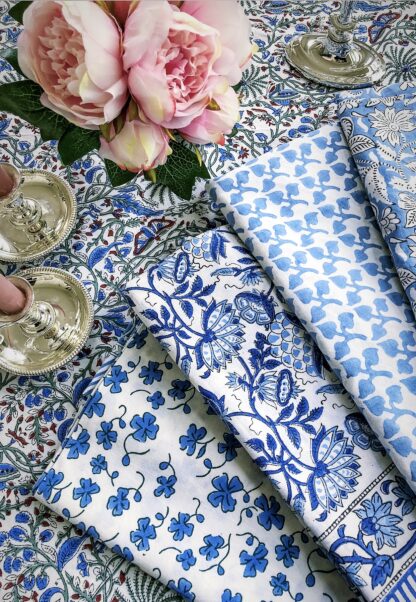 Nappes imprimées bleu et blanc de VILLA D’ISSI - Linge de maison - Linge de table raffiné