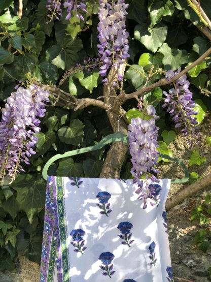 Jolie nappe indienne violet et vert de VILLA D'ISSI, imprimée à la main au tampon de bois (block print). S'utilise aussi sur un canapé ou lit