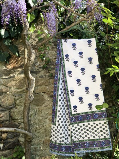 Jolie nappe indienne violet et vert de VILLA D'ISSI, imprimée à la main au tampon de bois (block print). S'utilise aussi sur un canapé ou lit