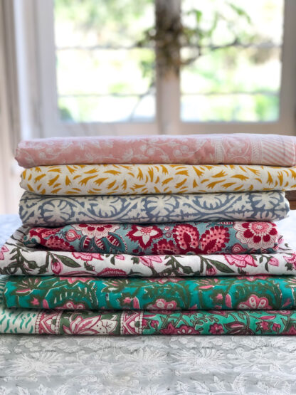 Nappes imprimées colorées de VILLA D'ISSI pour un art de la table raffiné.