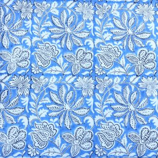 Nappe indienne bleue fleurie de VILLA D'ISSI, imprimée à la main au tampon de bois selon la technique artisanale ancestrale du block print.