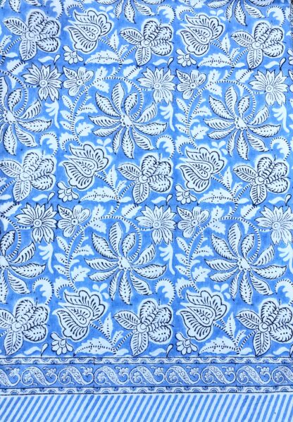 Nappe indienne bleue fleurie de VILLA D'ISSI, imprimée à la main au tampon de bois selon la technique artisanale ancestrale du block print.