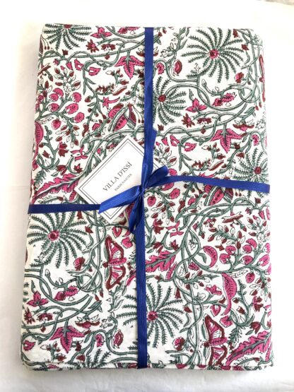 Nappe fleurie CYRIELLE rose de VILLA D'ISSI, imprimée à la main au block print. Parfaite aussi en plaid ou dessus de lit. Style Bohème Chic.