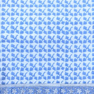 Nappe imprimée bleue PHYLLIS de VILLA D'ISSI pour une décoration de table tendance et raffinée dans le style bohème chic