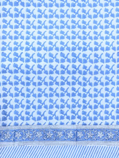 Nappe imprimée bleue PHYLLIS de VILLA D'ISSI pour une décoration de table tendance et raffinée dans le style bohème chic