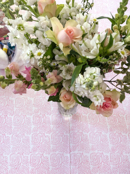 Nappe rose indienne ARIELLE de VILLA D'ISSI, imprimée à la main au block print