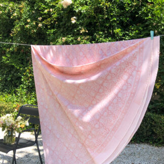 Nappe indienne block print FLORA Rose Poudré de VILLA D’ISSI. Indian Tablecloth FLORA Rose Powder from VILLA D’ISSI