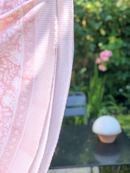 Nappe indienne block print FLORA Rose Poudré de VILLA D’ISSI. Indian Tablecloth FLORA Rose Powder from VILLA D’ISSI