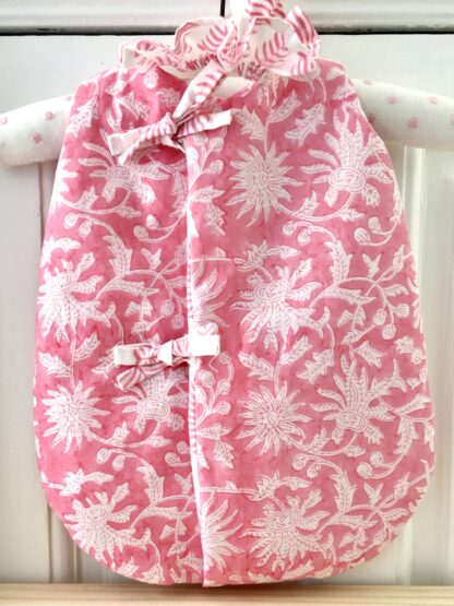 Gigoteuse Turbulette pour poupée 30 à 35 cm (Corolle, Paola Reina...) FLORA Rose Gum de VILLA D'ISSI. Assortie à la housse de couette FLORA pour filles, pour une ravissante décoration de chambre.