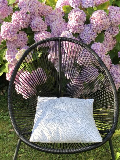 Housse de coussin imprimée à la main au block print ALIZA Bleu Denim de VILLA D'ISSI 40x40 cm