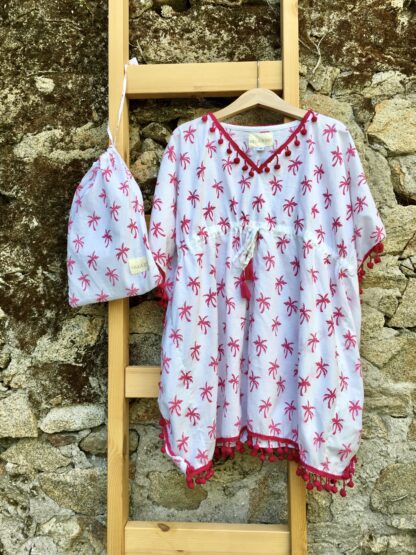 Ravissante tunique de plage fille à pompons, imprimée de palmiers roses, d'une belle couleur rose framboise. En batiste de coton toute douce. Elle convient aussi comme vêtement de nuit.