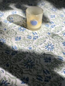 Elégante nappe indienne vert bleu de VILLA D'ISSI, imprimée à la main au tampon de bois (block print). Parfaite sur un canapé ou un dessus de lit.
