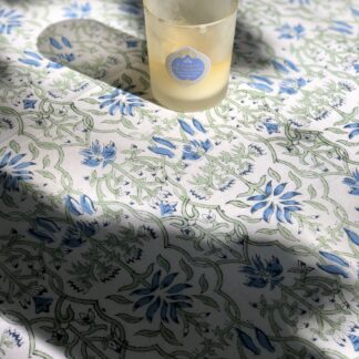 Elégante nappe indienne vert bleu de VILLA D'ISSI, imprimée à la main au tampon de bois (block print). Parfaite sur un canapé ou un dessus de lit.