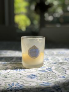 Elégante nappe indienne vert bleu de VILLA D'ISSI, imprimée à la main au tampon de bois (block print). Parfaite sur un canapé ou un dessus de lit.