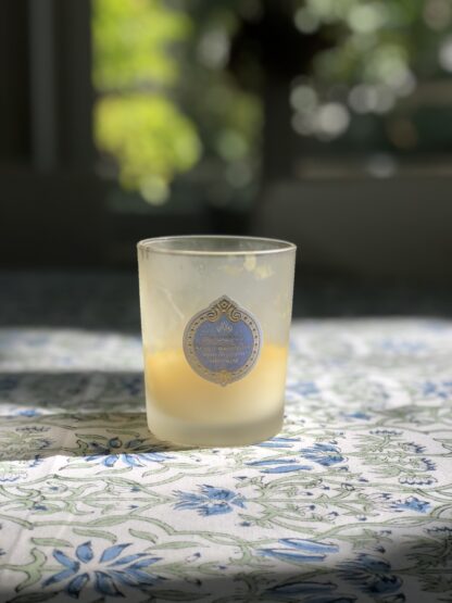 Elégante nappe indienne vert bleu de VILLA D'ISSI, imprimée à la main au tampon de bois (block print). Parfaite sur un canapé ou un dessus de lit.