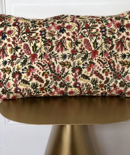 Housse de coussin Indienne aux couleurs éclatantes d'un imprimé réédité d'un dessin français d'archives du XVIIIème siècle.