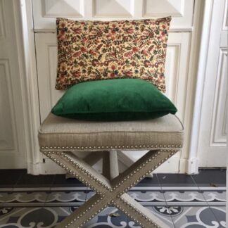 Housse de coussin Indienne aux couleurs éclatantes d'un imprimé réédité d'un dessin français d'archives du XVIIIème siècle.
