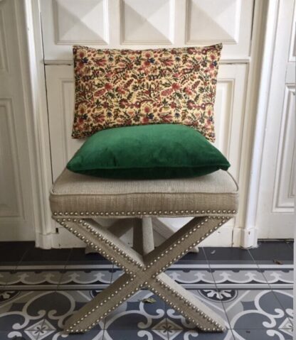 Housse de coussin Indienne aux couleurs éclatantes d'un imprimé réédité d'un dessin français d'archives du XVIIIème siècle.
