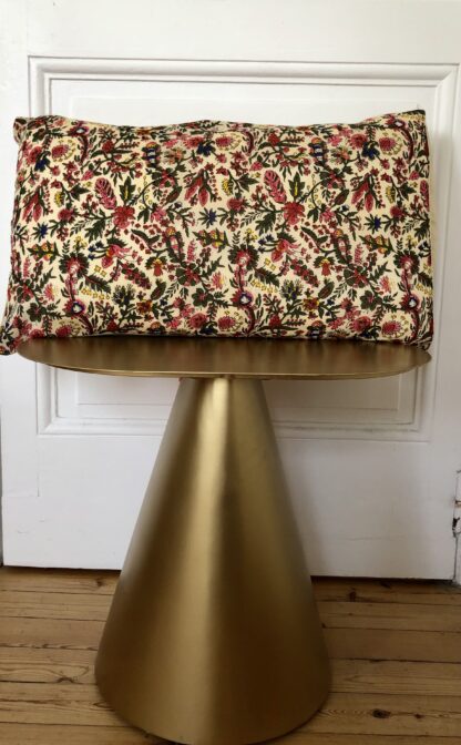Housse de coussin Indienne aux couleurs éclatantes d'un imprimé réédité d'un dessin français d'archives du XVIIIème siècle.
