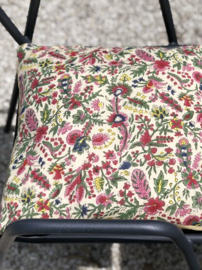 Housse de coussin Indienne aux couleurs éclatantes d'un imprimé réédité d'un dessin français d'archives du XVIIIème siècle.