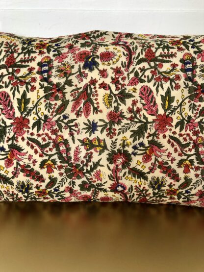 Housse de coussin Indienne aux couleurs éclatantes d'un imprimé réédité d'un dessin français d'archives du XVIIIème siècle.