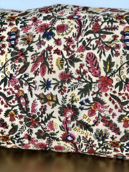 Housse de coussin Indienne aux couleurs éclatantes d'un imprimé réédité d'un dessin français d'archives du XVIIIème siècle.