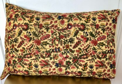 Housse de coussin Indienne aux couleurs éclatantes d'un imprimé réédité d'un dessin français d'archives du XVIIIème siècle.
