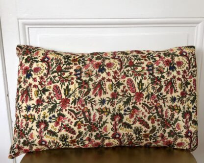 Housse de coussin Indienne aux couleurs éclatantes d'un imprimé réédité d'un dessin français d'archives du XVIIIème siècle.