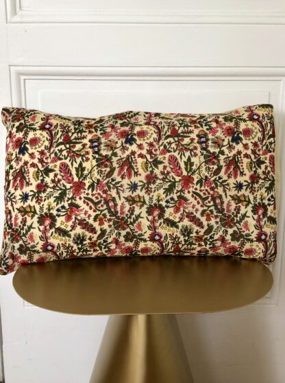 Housse de coussin Indienne aux couleurs éclatantes d'un imprimé réédité d'un dessin français d'archives du XVIIIème siècle.