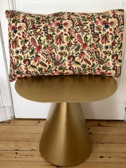 Housse de coussin Indienne aux couleurs éclatantes d'un imprimé réédité d'un dessin français d'archives du XVIIIème siècle.